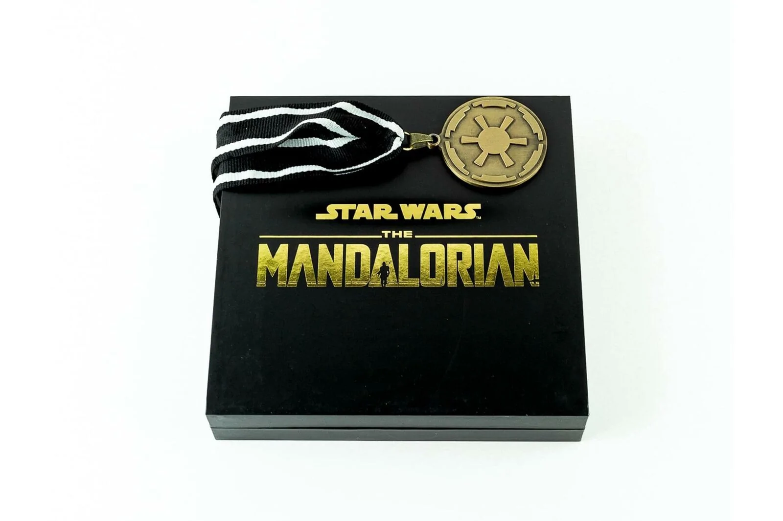 Star Wars: The Mandalorian The Mandalorian Client Cog Medallion Prop Replica 5 Star Wars: The Mandalorian The Mandalorian Client Cog Medallion Prop Replica - Image 3